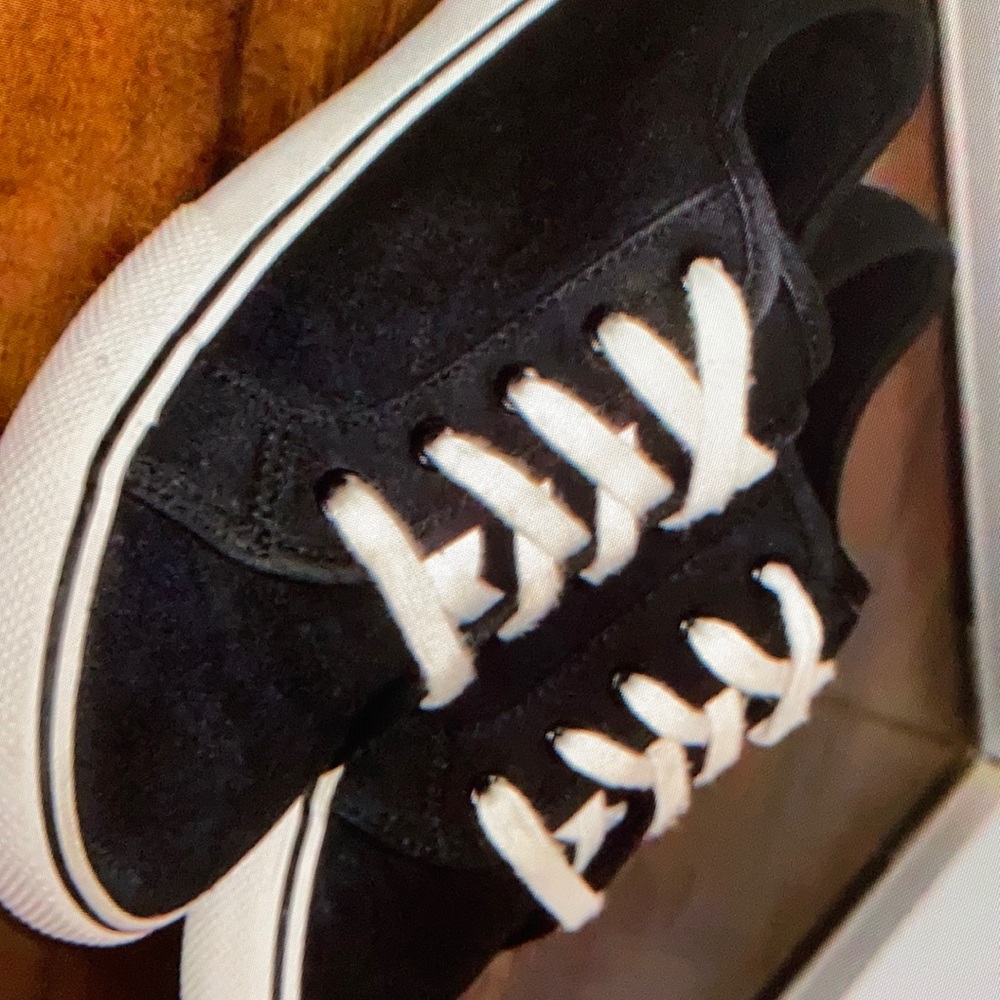 Simple elegant design black shoes